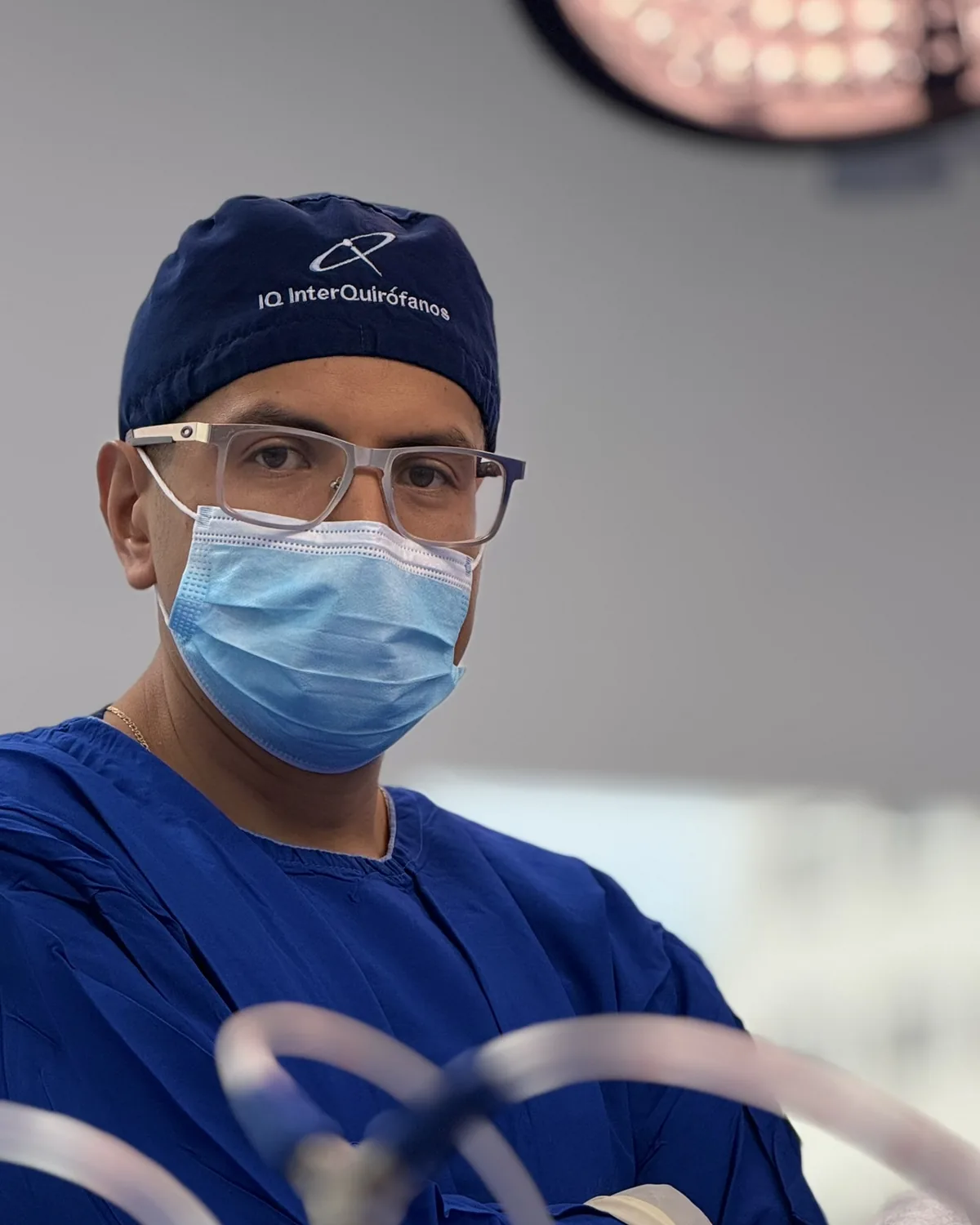 El Dr. Andrés Villa en quirófano, bajo la lámpara, antes de una cirugía.